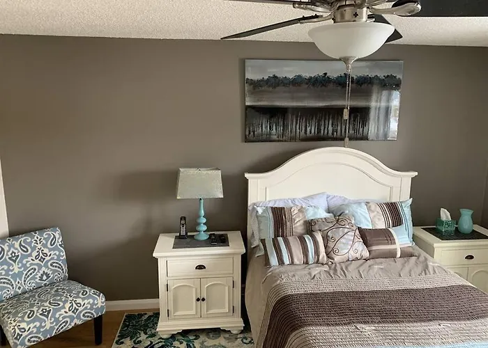 Chris Cozy Condo Commonwealth #205 Edmonton