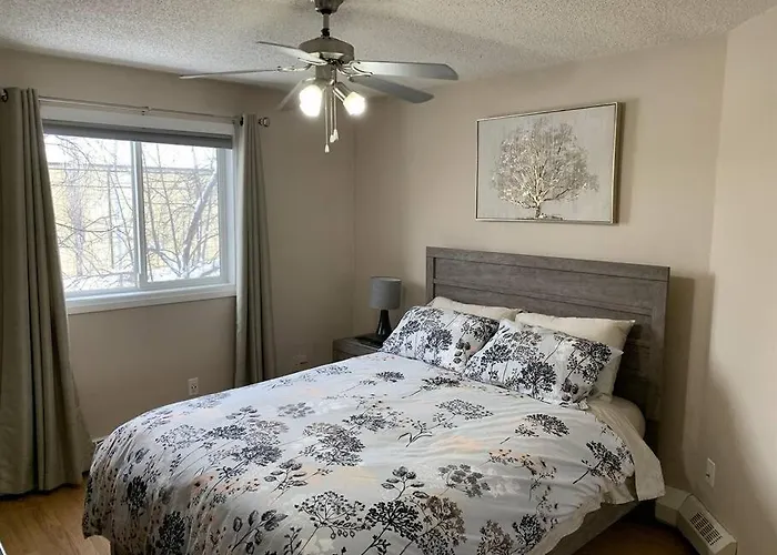 Chris Cozy Condo Commonwealth #205 Edmonton