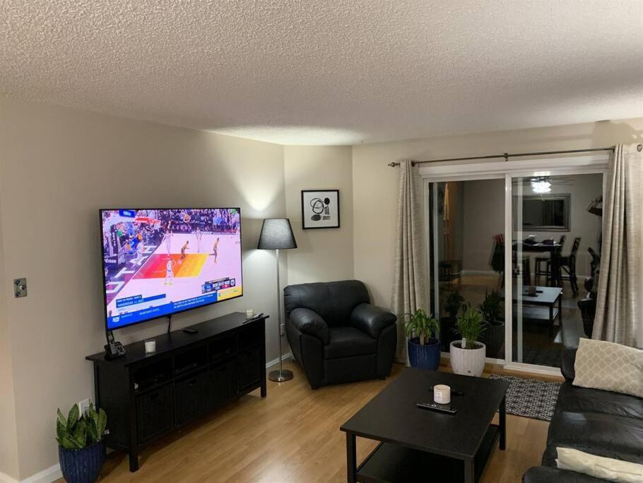 Chris Cozy Commonwealth #205 Apartment *